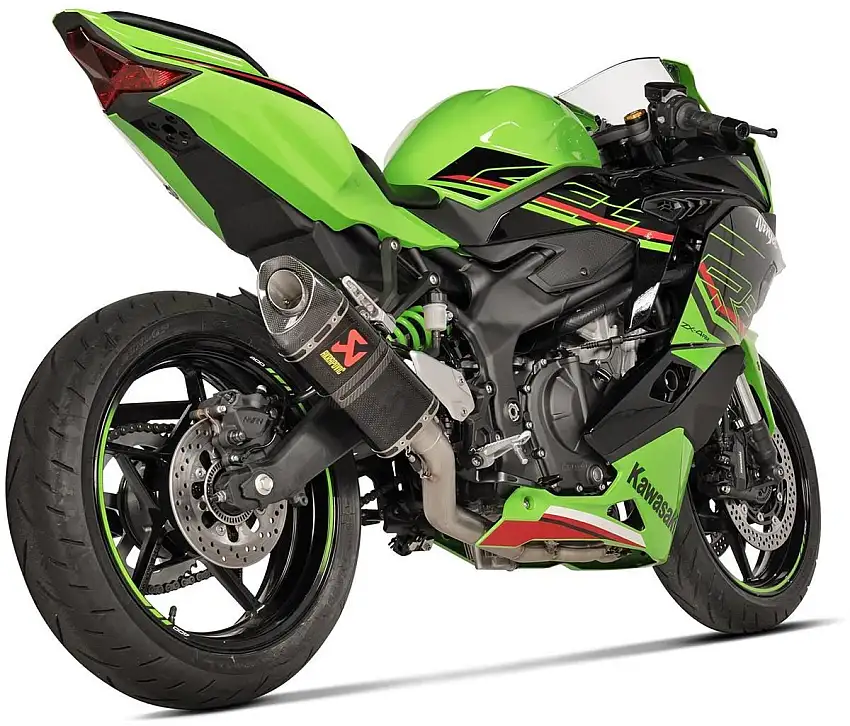 Scarico completo Akrapovic Racing non omologato con collettori in acciaio e terminale in carbonio per Kawasaki ZX-4R 23-25