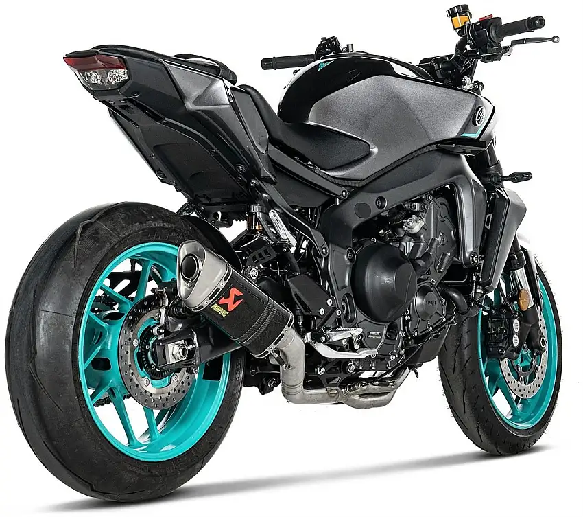 Scarico completo Akrapovic Racing non omologato con collettori in acciaio e terminale in carbonio con fondello in titanio per Yamaha MT-09 24-25