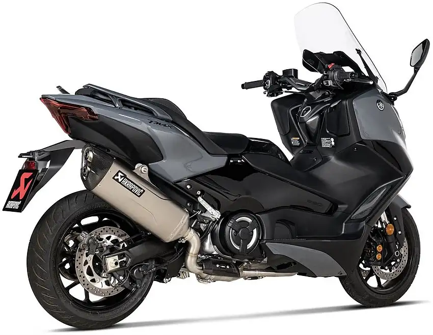 Scarico completo Akrapovic Racing omologato Euro5 con collettori in acciaio inox e terminale in titanio con fondello in carbonio per Yamaha T-Max 560 20-24