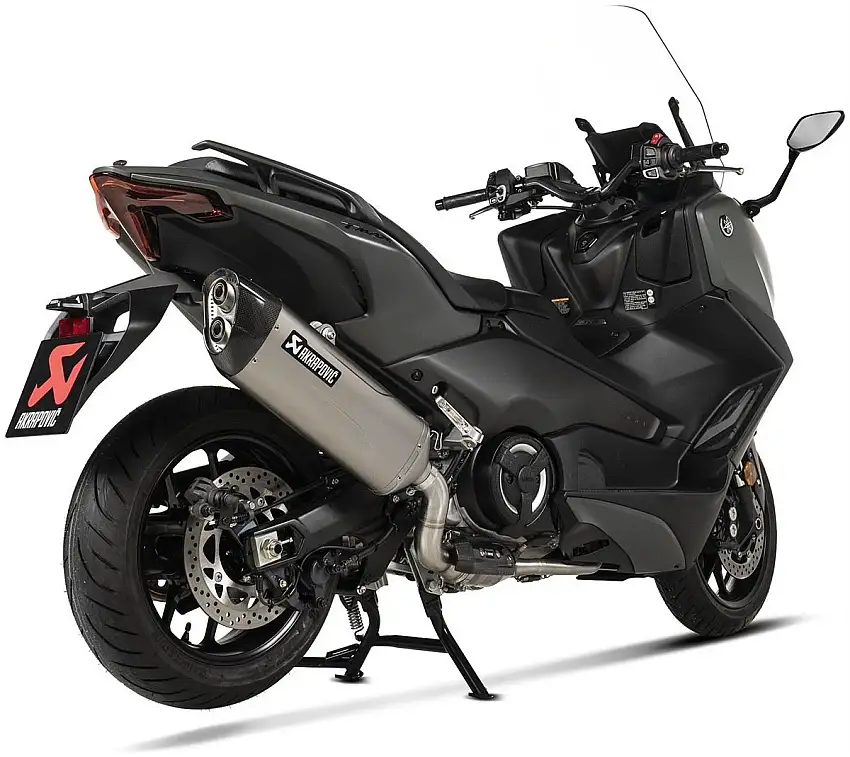 Scarico completo Akrapovic Racing omologato Euro 5+ con collettori in acciaio inox e terminale in titanio con fondello in carbonio per Yamaha T-Max 560 2025