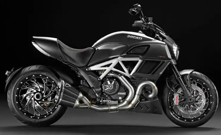 Scarico completo Termignoni non omologato con collettori in acciaio inox e terminali in carbonio per Ducati Diavel 1200 10-18 (2 Silenziatori)