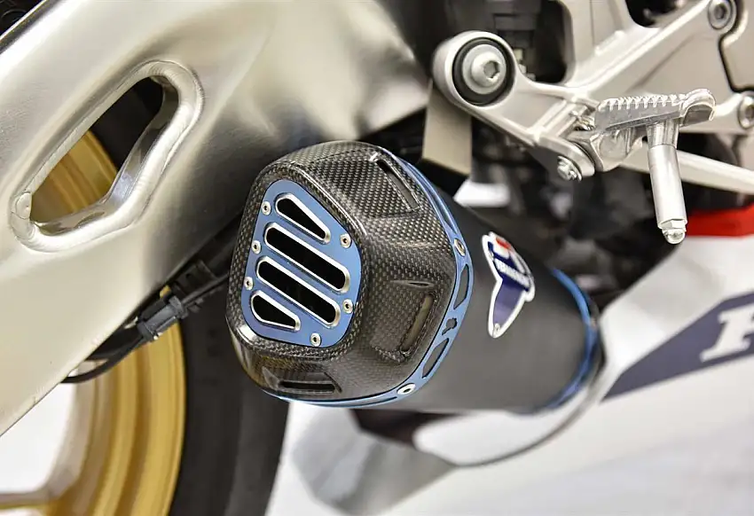 Scarico completo Termignoni non omologato con collettori in acciaio inox e terminale in titanio verniciato nero con fondello in carbonio e griglia per Honda CB 650 R 19-25