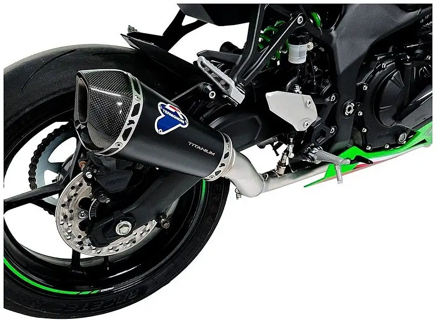 Scarico completo Termignoni non omologato con collettori in acciaio inox e terminale in acciaio inox nero con fondello in carbonio per Kawasaki ZX-4RR 24-25