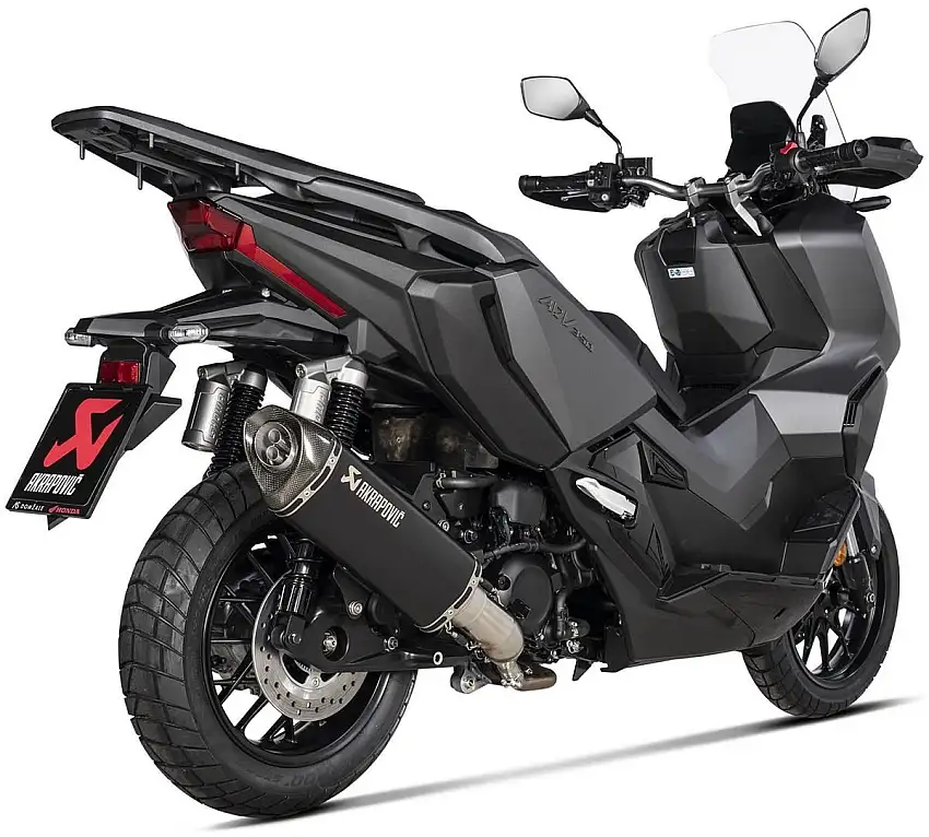 Terminale di scarico Akrapovic omologato in acciaio inox foderato nero con fondello in carbonio per Honda ADV 350 ABS 22-24