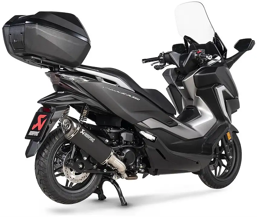 Terminale di scarico Akrapovic omologato in acciaio inox foderato nero con fondello in carbonio per Honda Forza 350 21-24