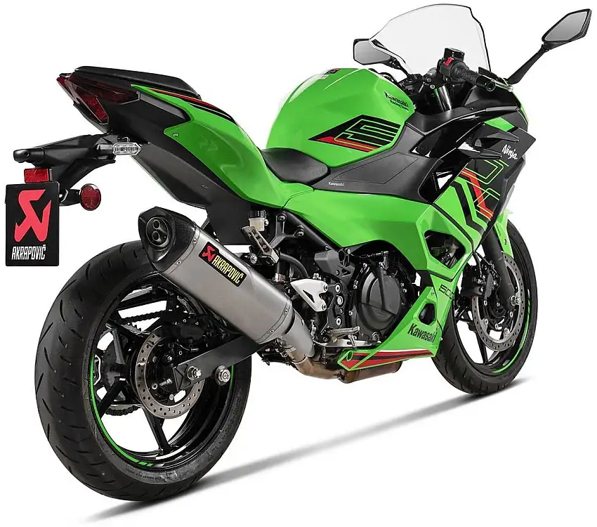 Terminale di scarico Akrapovic omologato Euro 5+ in titanio con fondello in carbonio per Kawasaki Ninja 500 24-25