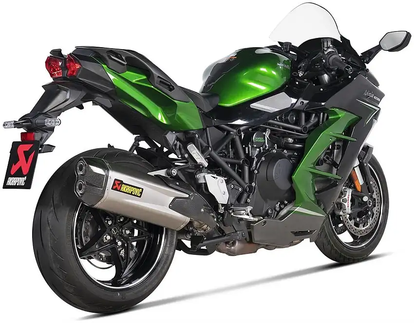 Terminale di scarico Akrapovic omologato in titanio con fondello in carbonio per Kawasaki Ninja H2 SX 21-25