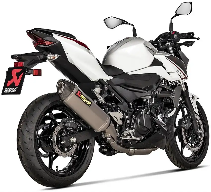 Terminale di scarico Akrapovic omologato in titanio con fondello in carbonio per Kawasaki Z 400 19-24