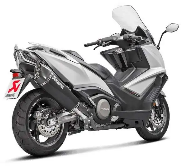 Terminale di scarico Akrapovic omologato in acciaio inox foderato nero con fondello in carbonio per Kymco AK 550 17-20