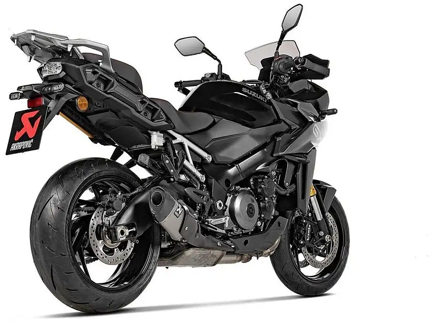 Terminale di scarico Akrapovic omologato in titanio con fondello in carbonio per Suzuki GSX-S 950 21-25 senza cavalletto centrale