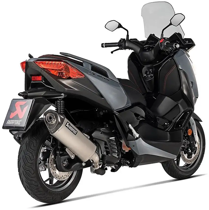 Terminale di scarico Akrapovic omologato Euro 5 in acciaio con fondello in carbonio per Yamaha X-Max 125 22-24