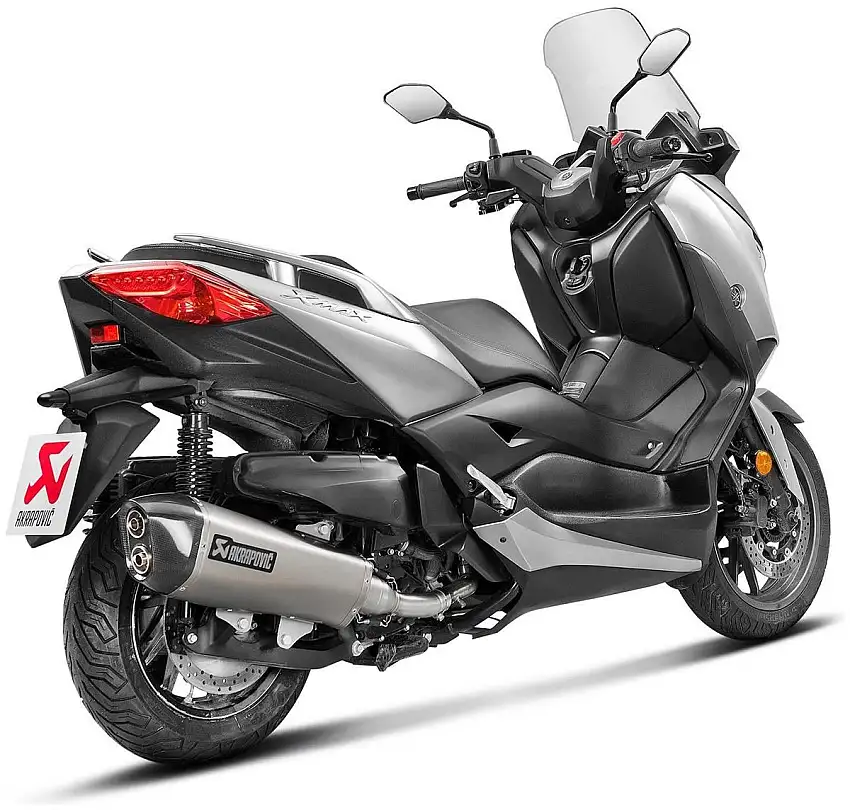 Terminale di scarico Akrapovic omologato in acciaio inox con fondello in carbonio per Yamaha X-Max 400 18-20