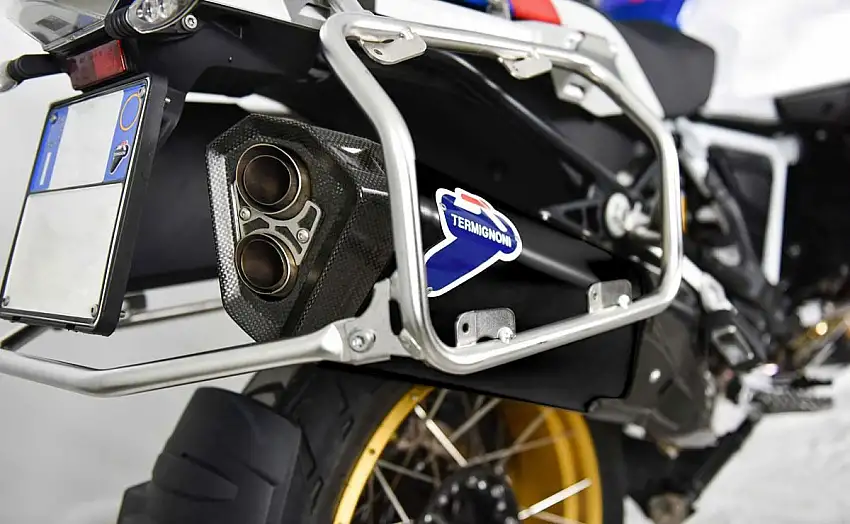 Terminale di scarico Termignoni omologato in titanio nero con fondello in carbonio per BMW R 1250 GS 19-22