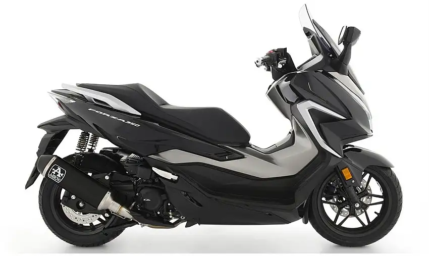 Terminale di scarico Arrow Urban alluminio Dark con fondello Dark omologato per Honda Forza 350 21-24