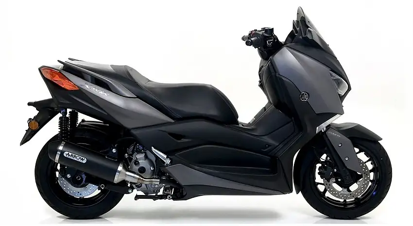 Terminale di scarico Arrow Urban alluminio Dark con fondello Dark omologato per Yamaha X-Max 300 17-20